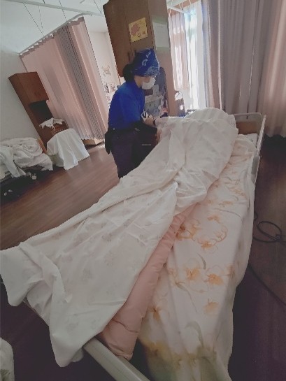 シーツ交換作業